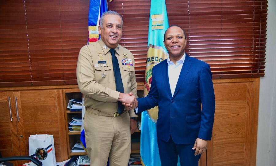 Milton Morrison entrega a director de Migración listado de paradas de motoconcho donde operan extranjeros de manera irregular
