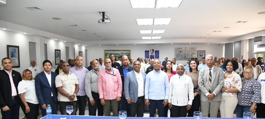 Representantes de las provincias del suroeste reunidos en la universidad UCATEBA para participar en la consulta del Plan Nacional de Seguridad Vial 2025-2030