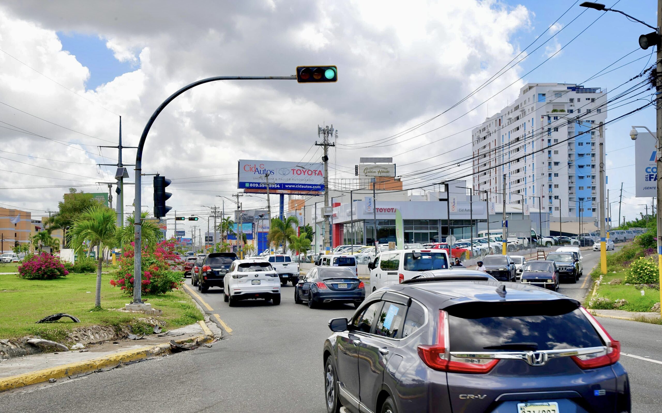 INTRANT instala nuevo semáforo en la intersección de la avenida San Isidro con Ecológica, en coordinación con la Alcaldía de SDE, atendiendo solicitudes comunitarias.