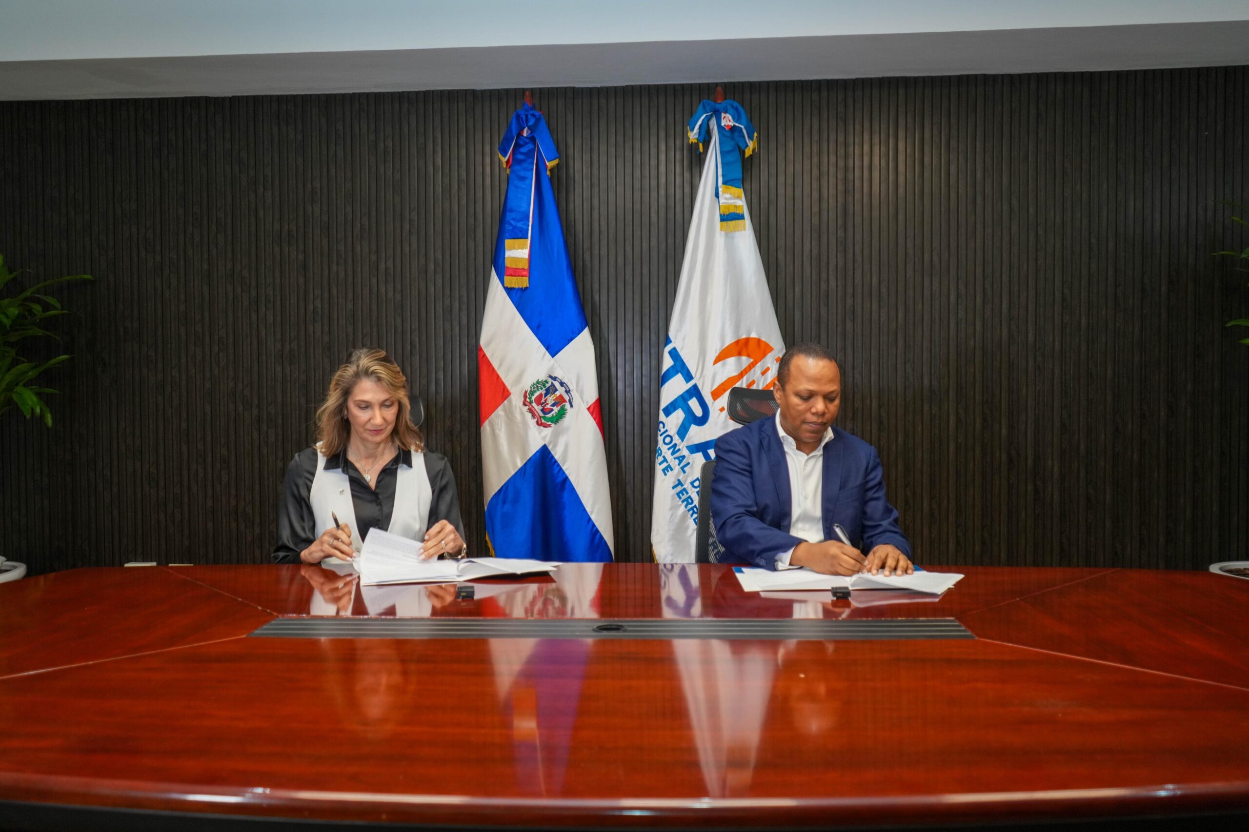 Milton Morrison y Cintya León durante la firma del acuerdo entre el INTRANT y Laboratorio Referencia en apoyo al Pacto Nacional por la Seguridad Vial.