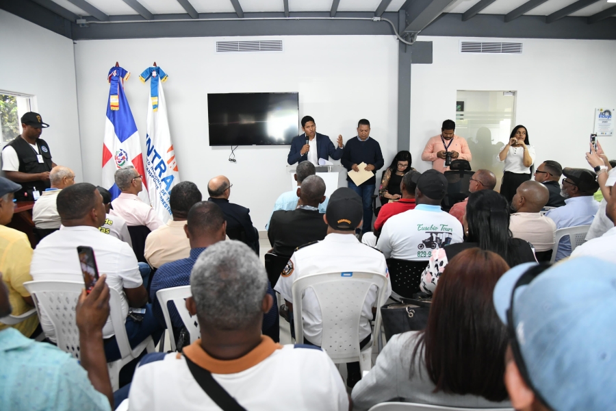 Representantes de 51 Federaciones de Mototaxis durante la firma del Pacto Nacional por la Seguridad Vial en las oficinas del INTRANT, comprometidos con la prevención de accidentes de tránsito.
