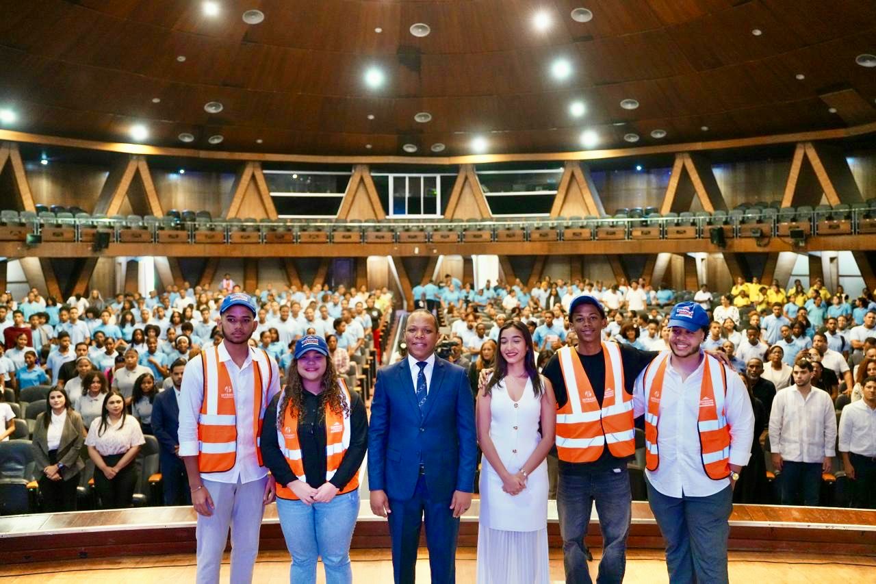 Director del INTRANT, Milton Morrison, junto a jóvenes en el lanzamiento del voluntariado Guardianes del Tránsito.
