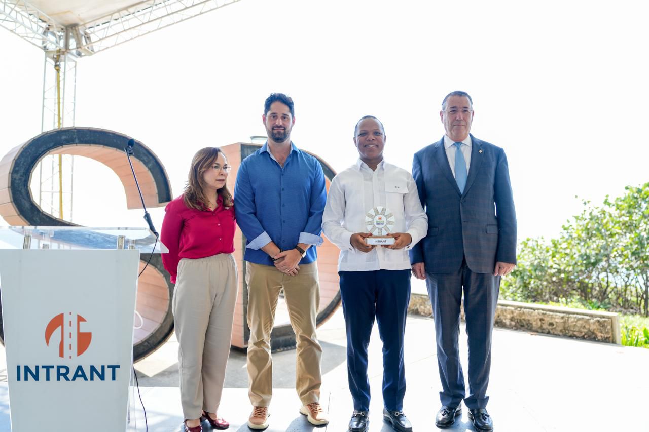 Milton Morrison recibe reconocimiento del Clúster Turístico de Santo Domingo por su liderazgo en seguridad vial.