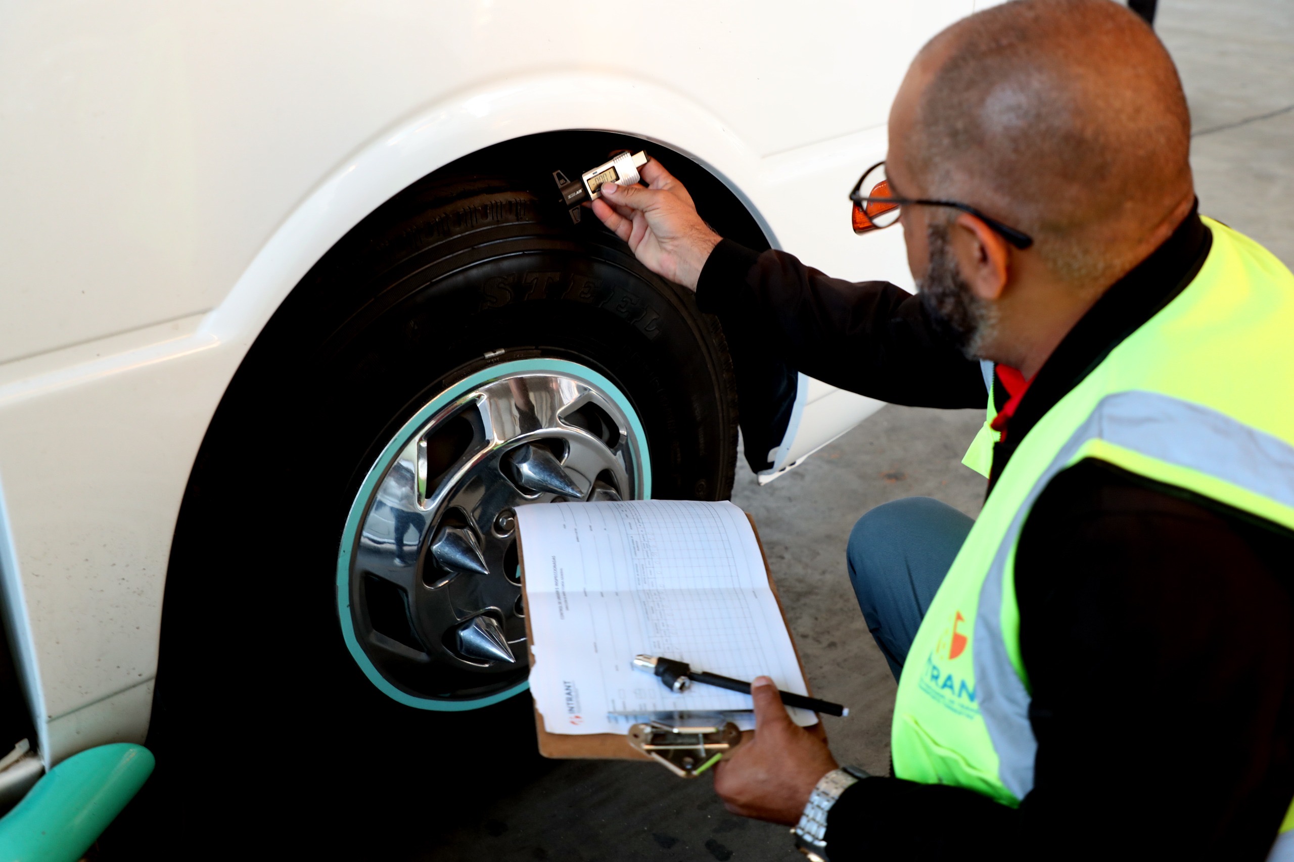 Inspectores del INTRANT revisan neumáticos desgastados de un autobús durante el operativo de Navidad.