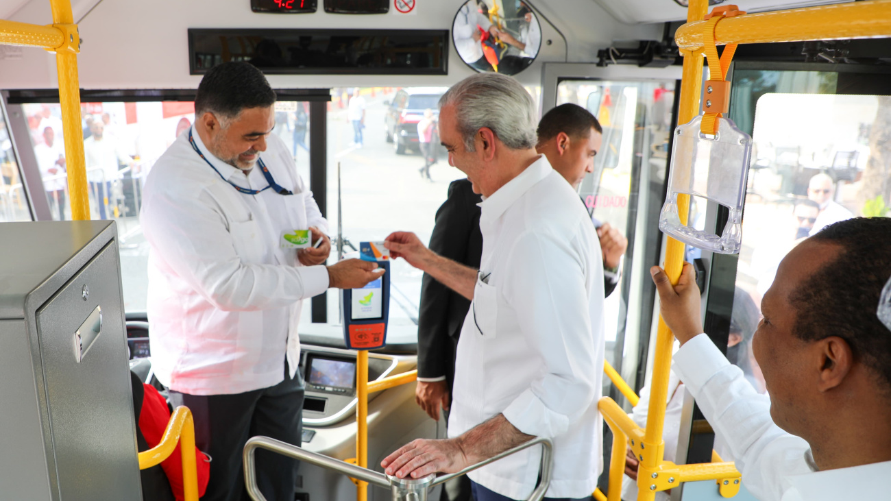 El presidente Luis Abinader inaugurando el Corredor Independencia del INTRANT en Santo Domingo.