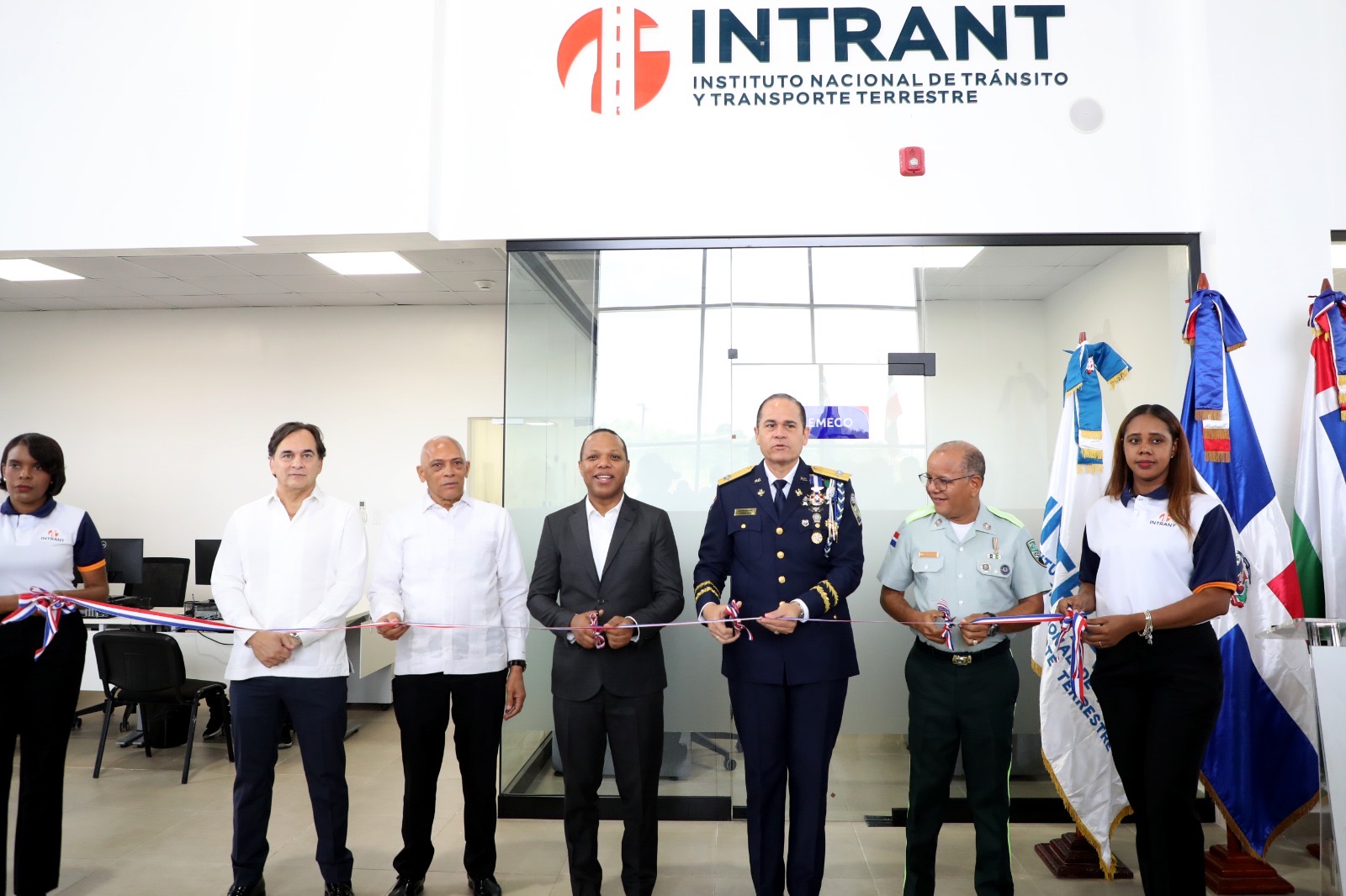 Milton Morrison junto al mayor general Andrés Modesto Cruz Cruz y el general Pascual Cruz Méndez inaugurando la oficina de licencias en el CENARVE.