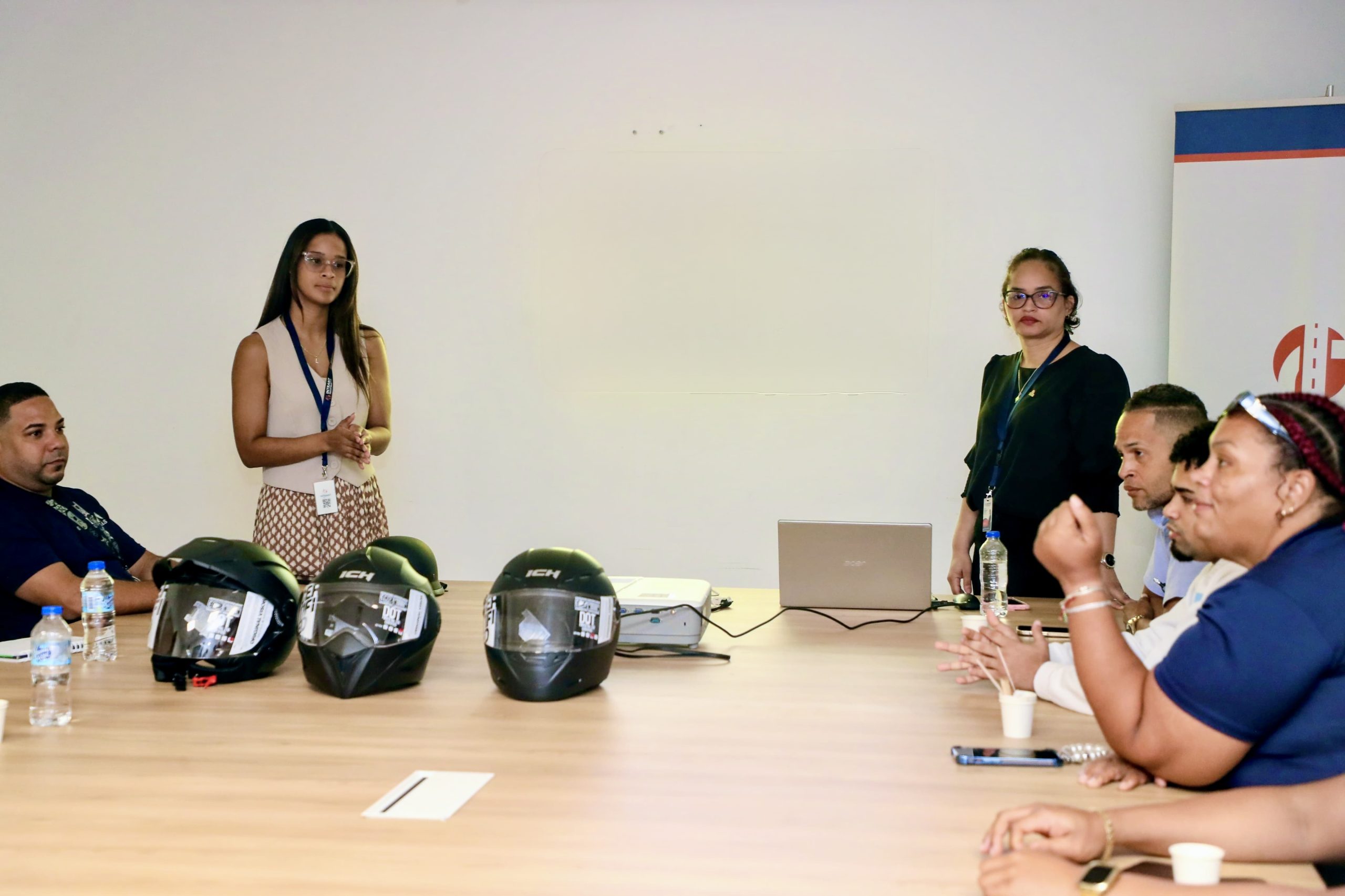 Instructores del INTRANT explican las certificaciones de seguridad vial obligatorias para la importación de cascos de motocicletas.