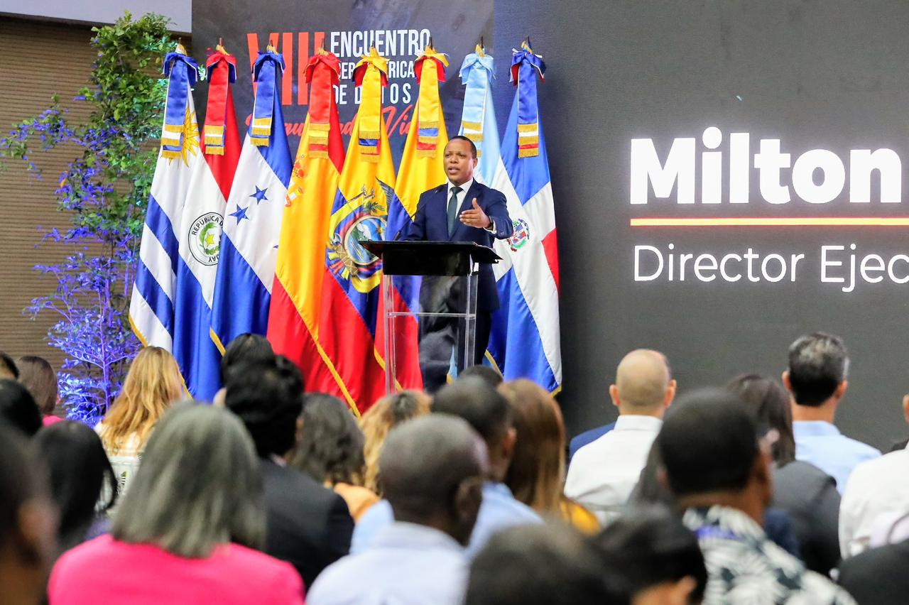 Milton Morrison, director del INTRANT, exponiendo las estadísticas de siniestralidad vial de la República Dominicana ante delegados internacionales.