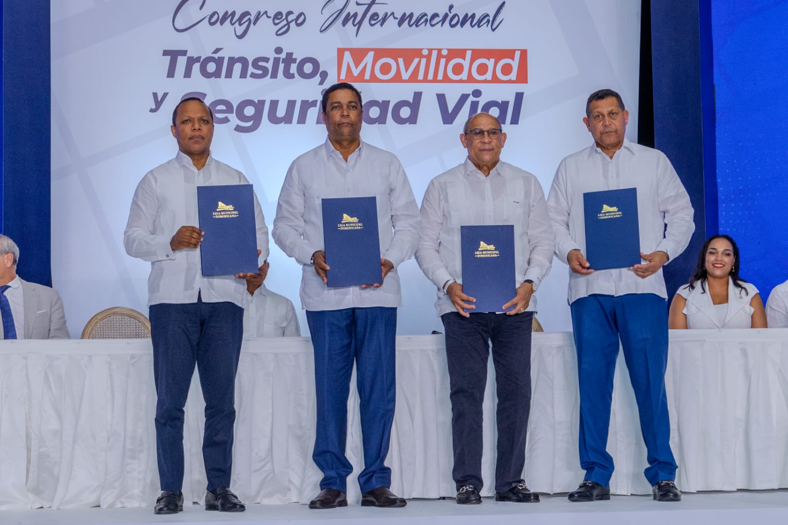 Autoridades de la LMD, INTRANT, INFOTEP y FEDOMU firman Compromiso por la Seguridad Vial en los Municipios durante el Congreso Internacional “Tránsito, Movilidad y Seguridad Vial”, con presencia de alcaldes, ministros y expertos internacionales.