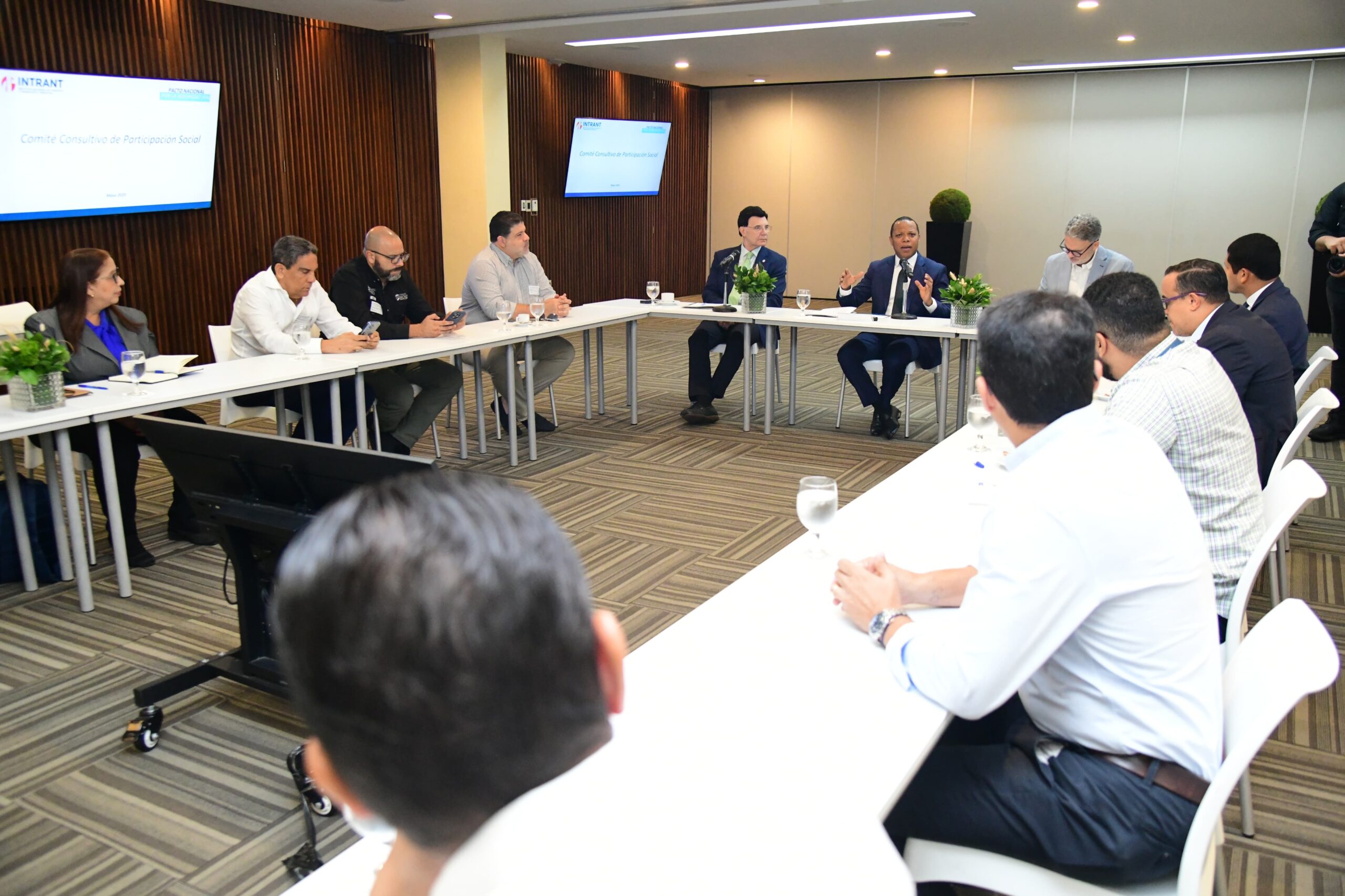 INTRANT presenta los avances del Plan Estratégico Nacional de Seguridad Vial 2025-2030 en reunión con la AIRD, destacando metas, herramientas digitales y colaboración con el sector privado.