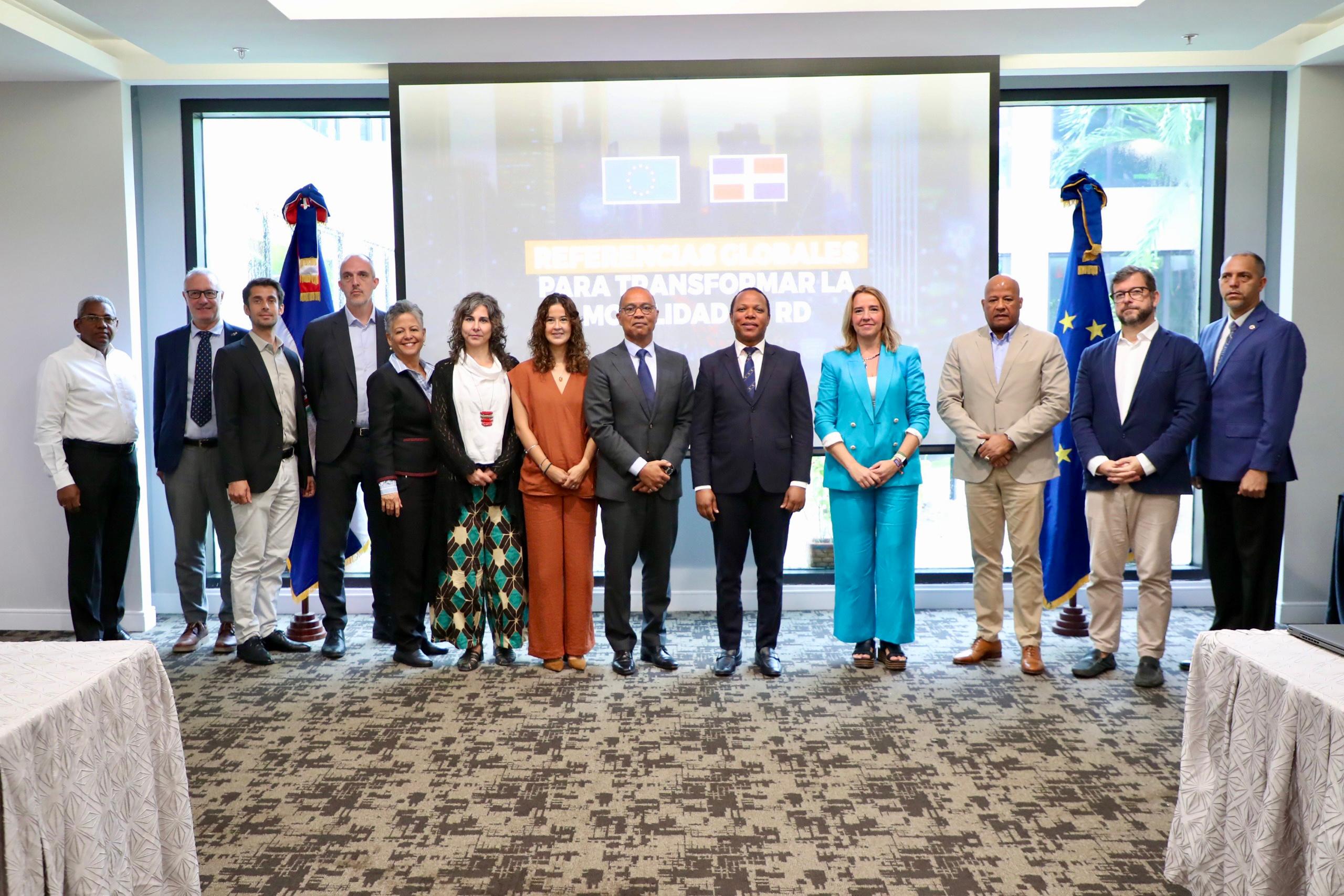 Autoridades del INTRANT, la Unión Europea y expertos internacionales durante desayuno sobre movilidad sostenible.