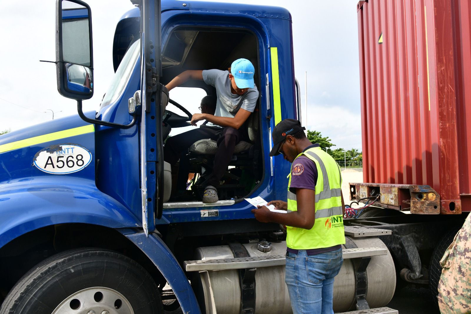 Agentes de la DIGESETT fiscalizando vehículos de carga pesada para asegurar el cumplimiento de la Zona de Acceso Restringido (ZAR).