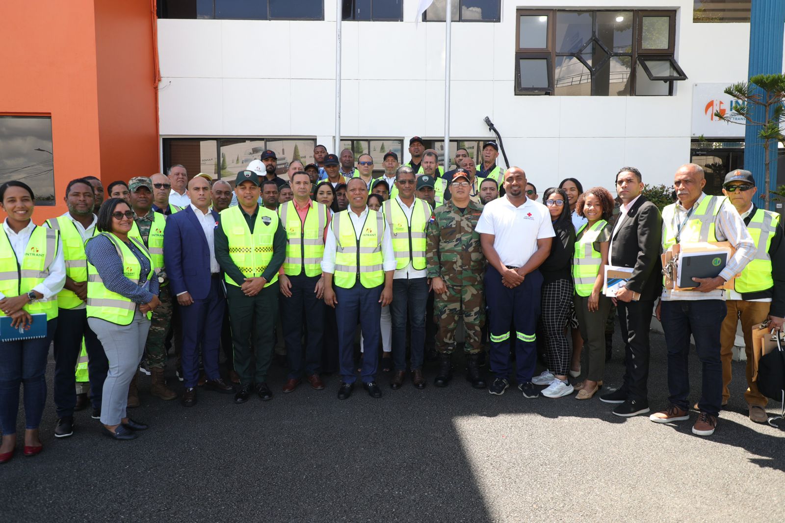 INTRANT realizará más de 8,000 inspecciones vehiculares durante operativo “Semana Santa Conciencia por la Vida 2026” Santo Domingo.- El Instituto Nacional de Tránsito y Transporte Terrestre (INTRANT) realizará más de 8,000 inspecciones vehiculares durante el operativo “Semana Santa Conciencia por la Vida 2026”, que se desarrollará del 30 de marzo al 2 de abril, como parte de las acciones preventivas para reducir riesgos en las vías y salvar vidas. Durante el acto de lanzamiento, se informó que el operativo abarcará las 32 provincias del país, organizadas en 10 regiones, con cobertura en 20 puntos estratégicos, lo que permitirá una intervención efectiva en las zonas de mayor flujo vehicular. El despliegue contará con más de 150 inspectores distribuidos en terminales y puntos estratégicos a nivel nacional, en coordinación con la Dirección General de Seguridad de Tránsito y Transporte Terrestre (DIGESETT), la Comisión Militar y Policial (COMIPOL) y la Cruz Roja Dominicana, entre otras instituciones que participan en este operativo nacional. En estos puntos se realizarán inspecciones vehiculares orientadas a garantizar condiciones seguras de circulación. El operativo contempla la revisión de elementos esenciales para la seguridad vehicular, como luces, neumáticos, retrovisores, cristales, bumper, triángulos de emergencia, extintor, botiquín y documentación al día. Asimismo, se aplicarán más de 500 pruebas de dopaje, alcoholimetría y evaluaciones médicas a los conductores de distintas modalidades de transporte, como parte de las medidas preventivas y correctivas implementadas por las autoridades. Estas acciones estarán focalizadas en avenidas y tramos carreteros con altos niveles de siniestralidad, utilizando la data del Observatorio Nacional de Seguridad Vial, lo que permitirá reforzar la vigilancia en puntos críticos del país. El director ejecutivo del INTRANT, Milton Morrison, enfatizó que este operativo responde al compromiso firme de proteger la vida de cada ciudadano. “No se trata solo de fiscalizar, se trata de prevenir tragedias. Cada inspección, cada evaluación y cada acción en las vías tiene un propósito claro: salvar vidas. La seguridad vial es una responsabilidad compartida y no podemos bajar la guardia”. Asimismo, hizo un llamado directo a la ciudadanía a actuar con conciencia y prudencia al volante. “Conducir es un acto de responsabilidad. Respetar las normas, evitar excesos y mantener condiciones adecuadas en los vehículos puede marcar la diferencia entre llegar a salvo o no. Esta Semana Santa, la decisión está en cada conductor”. Las autoridades informaron que estas acciones se intensificarán durante los días de mayor desplazamiento por motivo de la Semana Santa, ante el incremento del flujo vehicular en todo el territorio nacional.