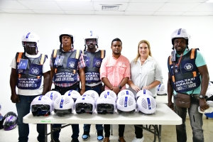 Usuarios de motocicletas reciben capacitación y cascos protectores certificados