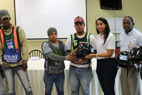 Director del hospital Ney Arias Lora imparte charla de Seguridad Vial  y entrega cascos protectores a motoconchistas