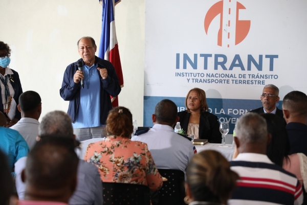 INTRANT instruye directores e instructores de escuelas de choferes