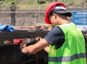 Intrant entrega cintas reflectivas y orienta para la prevención de accidentes