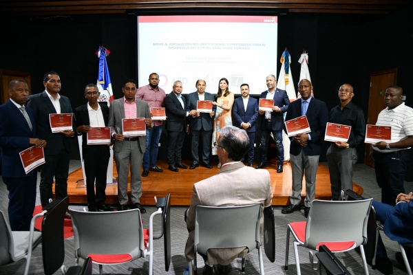 Operadores del transporte y colaboradores del Intrant reciben certificados de TransMilenio Bogotá