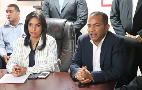 Directora del INTRANT se reúne con transportistas de Santiago para coordinar acciones del Plan de Reordenamiento del Transporte Terrestre