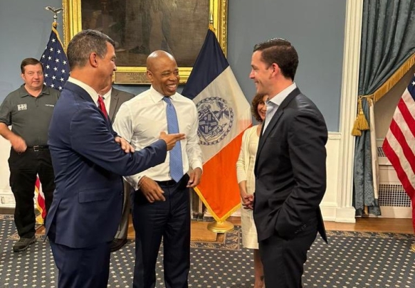 Alcalde de NY Eric Adams e Ydanis Rodríguez reciben a Hugo Beras