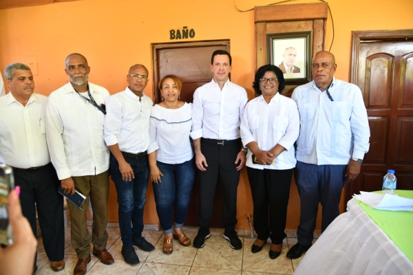 Hugo Beras encabeza reunión de trabajo con autoridades y operadores transporte de Neyba