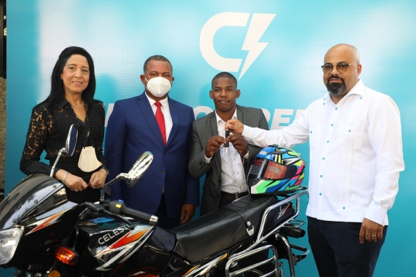 INTRANT y Celeste donan motocicleta eléctrica a emprendedor turístico