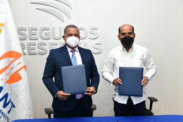 INTRANT y Seguros Reservas firman acuerdo a favor de la movilidad segura y sostenible en RD