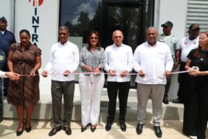 la gobernadora Teodora Mullix Geraldino en el corte de cinta de la primera oficina de licencias del INTRANT en Samaná.