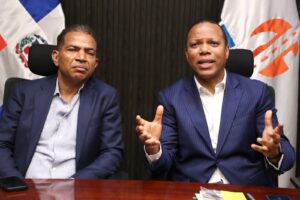 Reunión de trabajo entre Milton Morrison del INTRANT y Juan Marte de la CNTT para dejar sin efecto el aumento del pasaje en Santiago.