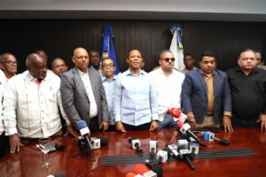 Representantes del Grupo G-12 y dirigentes choferiles reunidos con Milton Morrison en la sede del INTRANT.