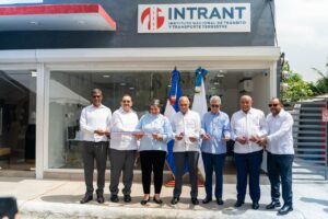 Milton Morrison junto a Maribel Simón de Reyes y José Rijo Presbot en la inauguración de la oficina de licencias del INTRANT en Hato Mayor.